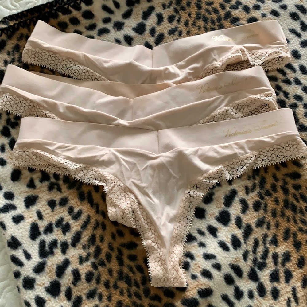 NWOT Cream thongs